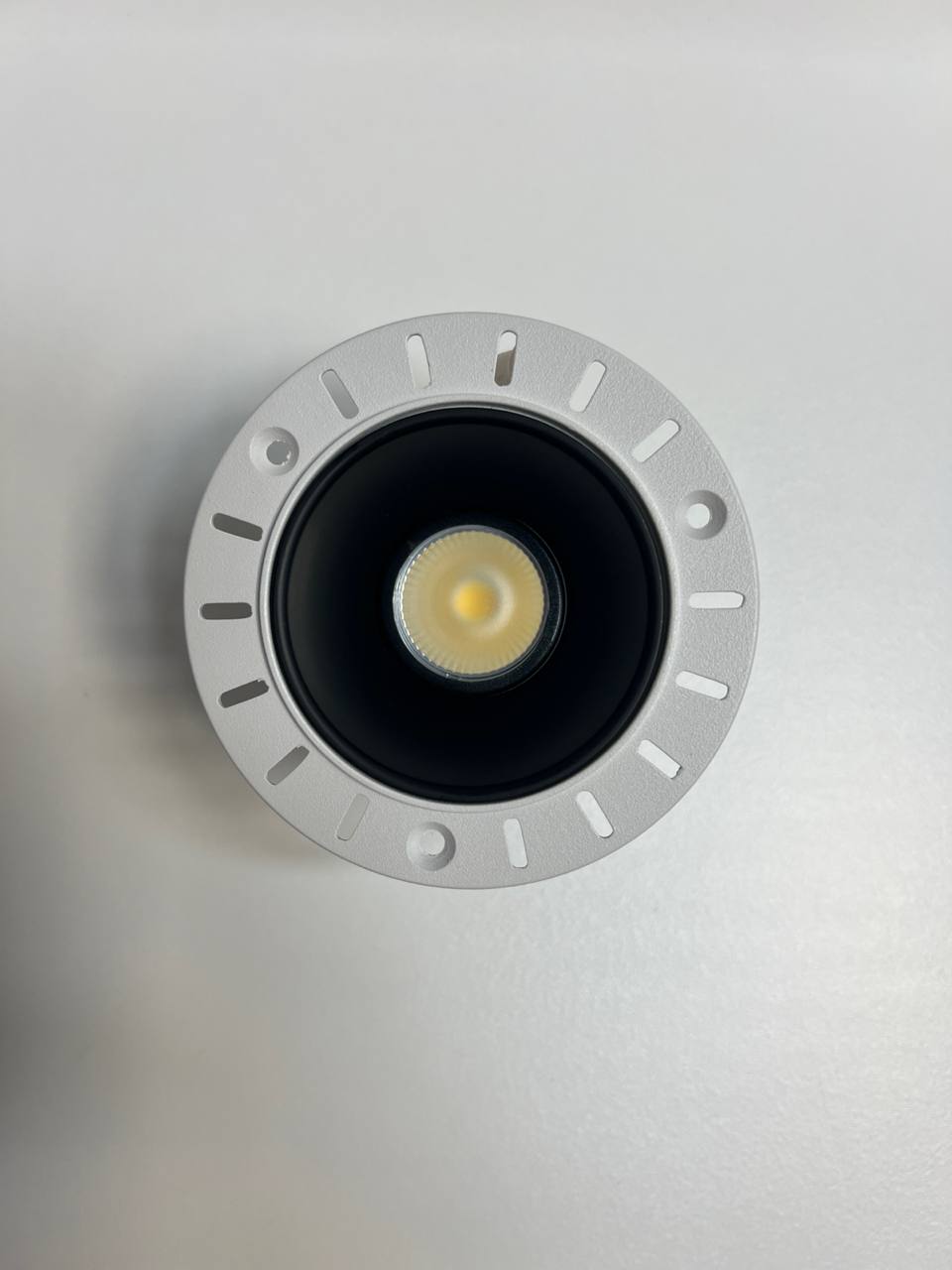 Recessed ceiling light fixture on a white ceiling | Selix Kala