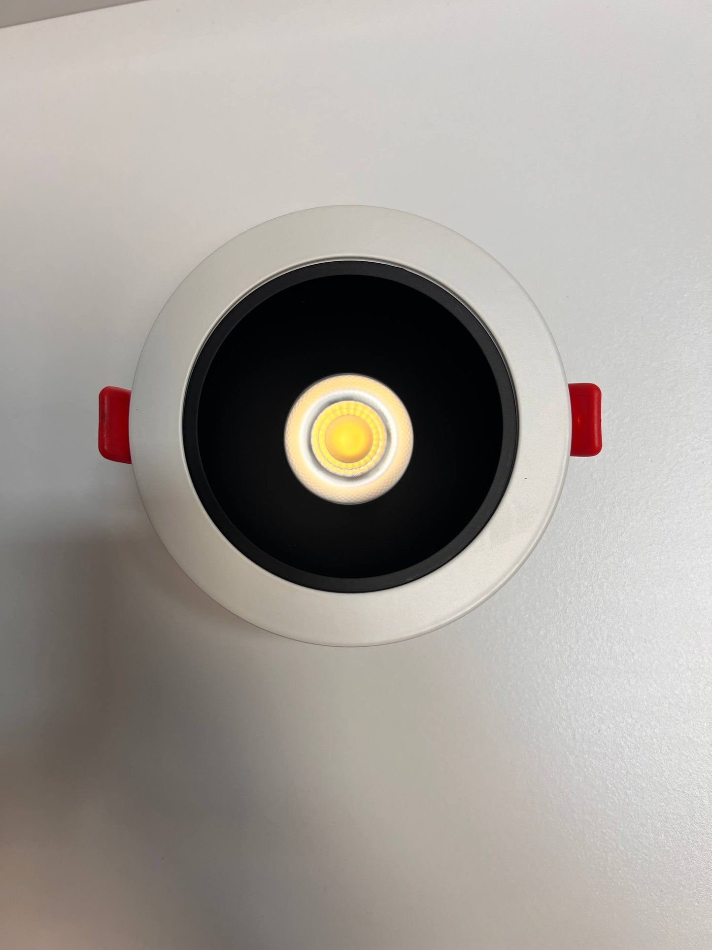 Ceiling light fixture with a visible bulb | Selix Kala